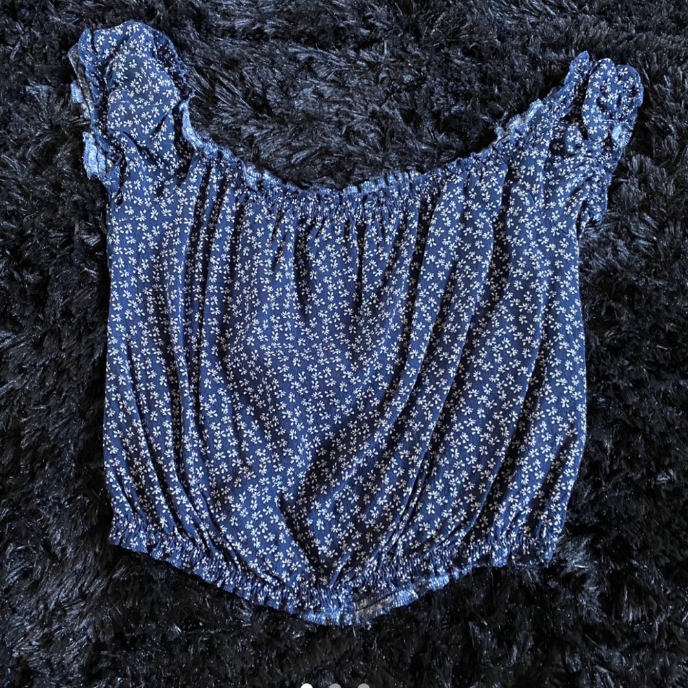 BRANDY MELVILLE OFF THE SHOULDER CROP TOP